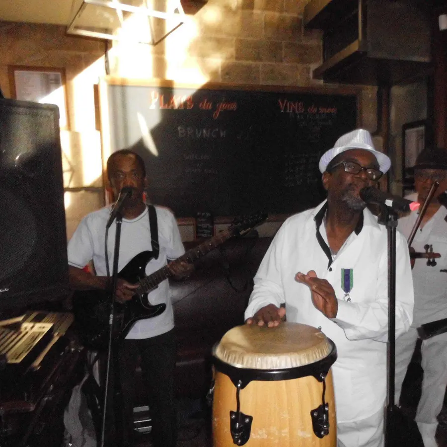Daniel Theault aux percussions avec des musiciens lors d’une prestation.